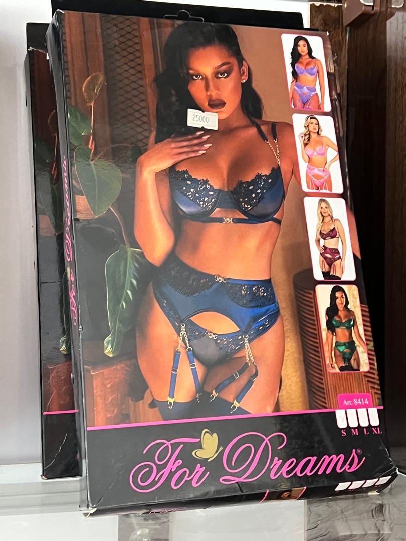 Ensemble soutien-gorge + culotte + porte-jarretelles — For Dreams